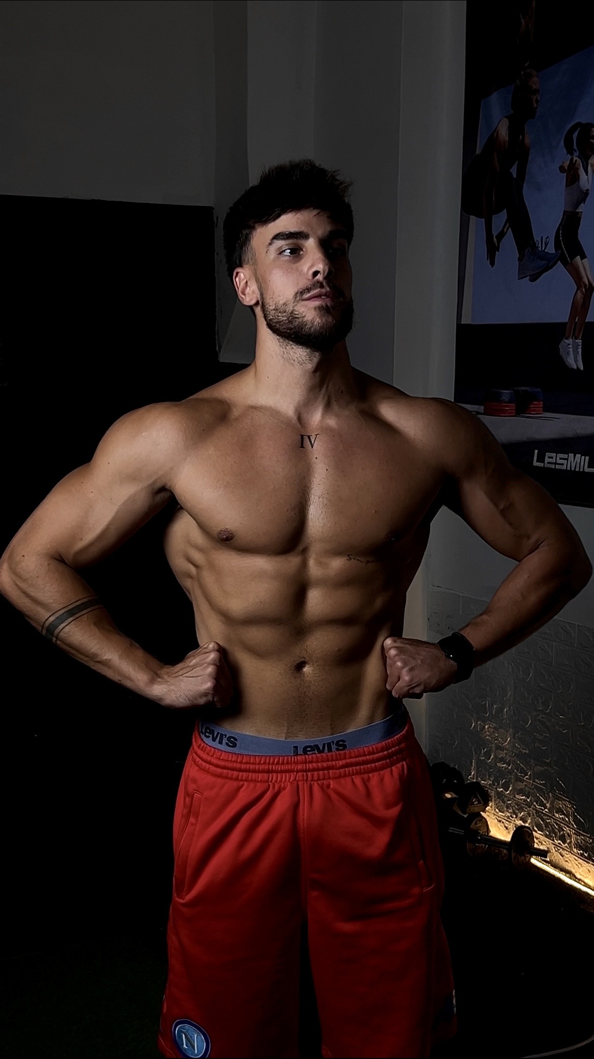 Retrato en el gimnasio para la asesoría de entrenamiento online
